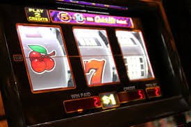 Người dùng đặt cược bóng đá Việt Nam trên điện thoại qua 68gamebai